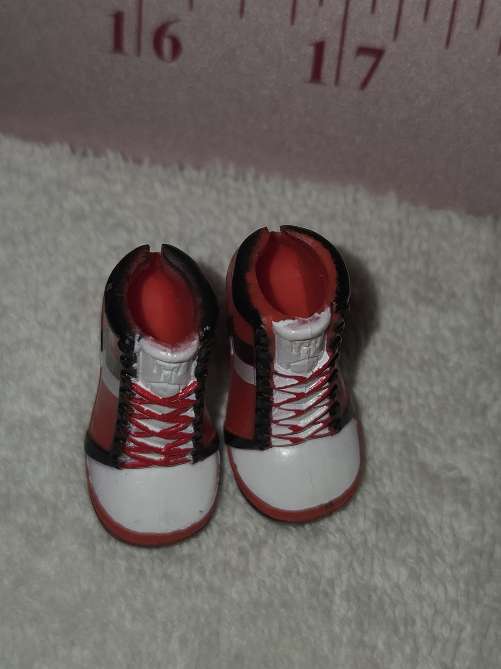 Mattel Monster High Ghoulia Physical Deaducation Doll High-Top Sneakers